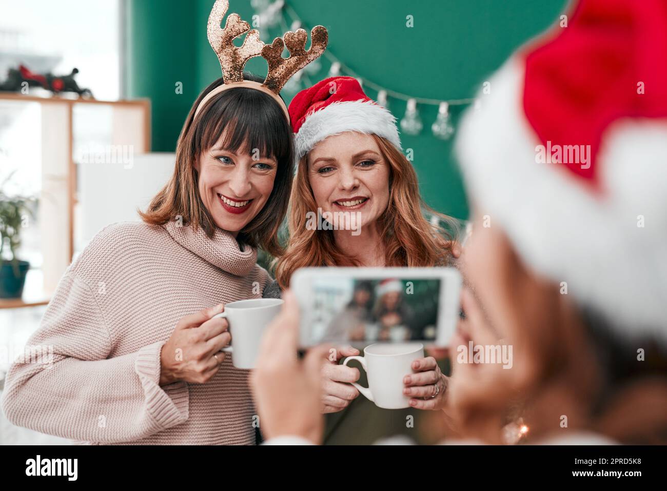 Wie glücklich bin ich, sie zu haben. Drei attraktive Frau, die Weihnachtsfotos zusammen zu Hause macht. Stockfoto