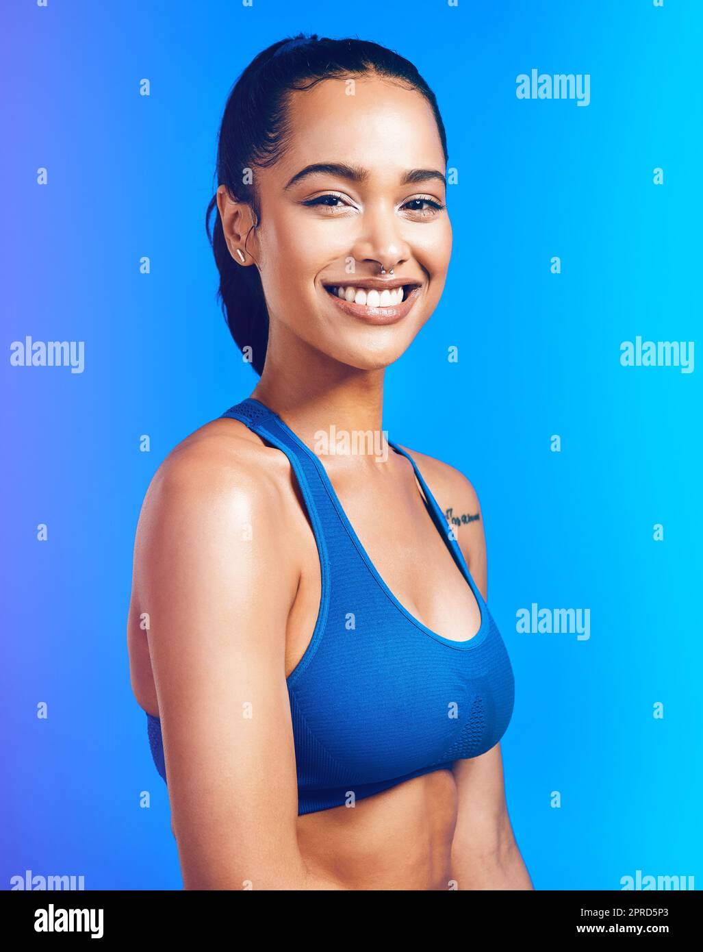 Ich bin am glücklichsten, wenn ich am gesündesten bin. Studioportrait einer attraktiven jungen Sportlerin, die vor blauem Hintergrund posiert. Stockfoto