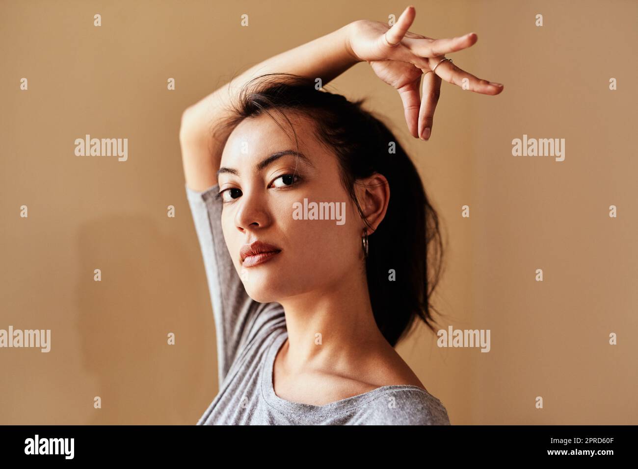Nama-Slay. Porträt einer jungen Frau, die während einer Yoga-Sitzung eine Handbewegung macht. Stockfoto
