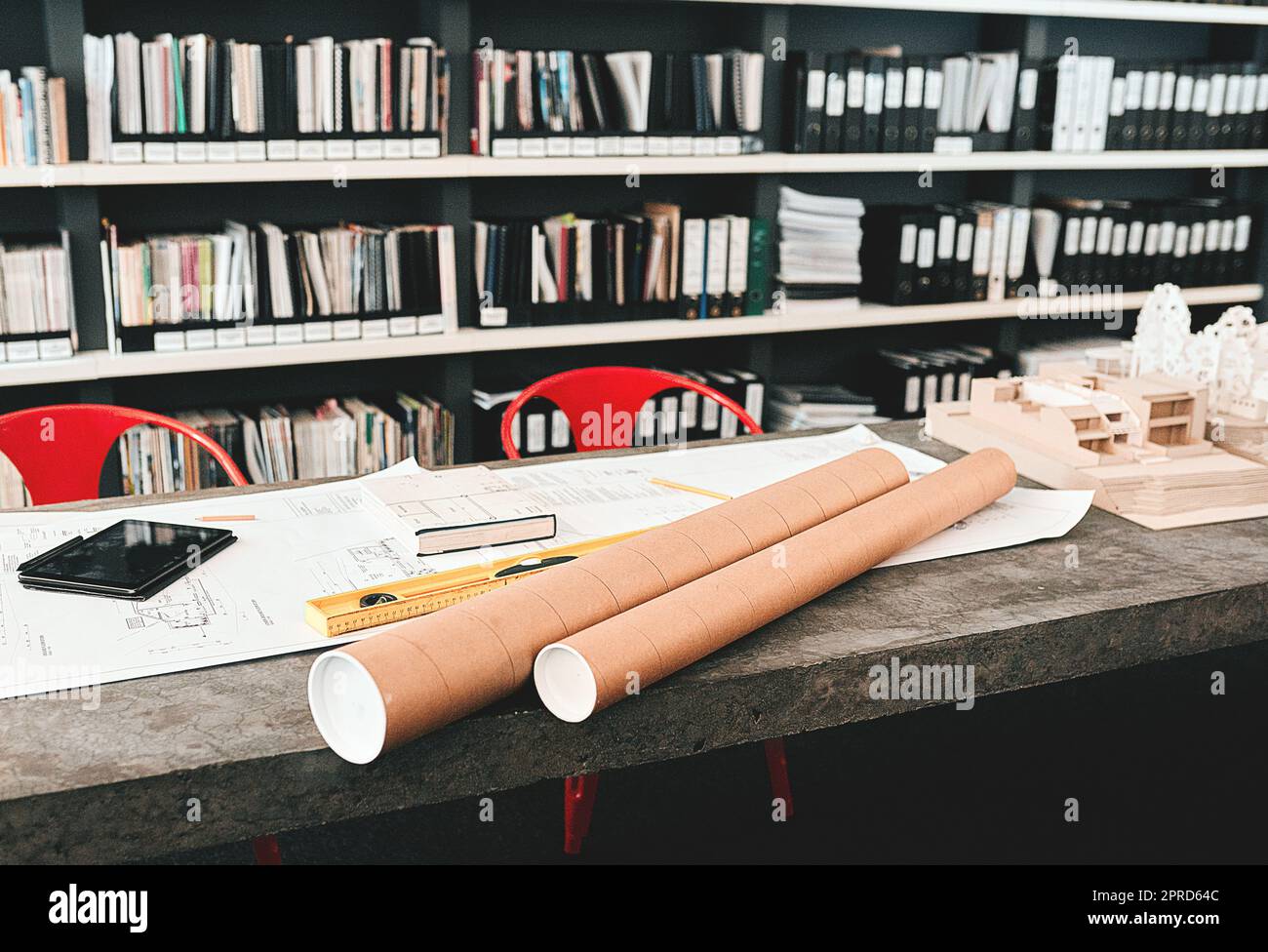 Willkommen in der Ecke der Kreativität. Stillleben eines Architekten Blaupausen auf einem Schreibtisch in einem modernen Büro platziert. Stockfoto