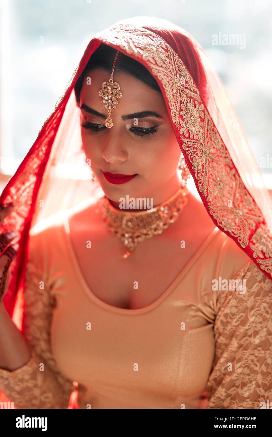 Es gibt etwas Magisches an einer traditionellen indischen Hochzeit. Eine schöne junge Frau, die sich auf ihre Hochzeit vorbereitet. Stockfoto