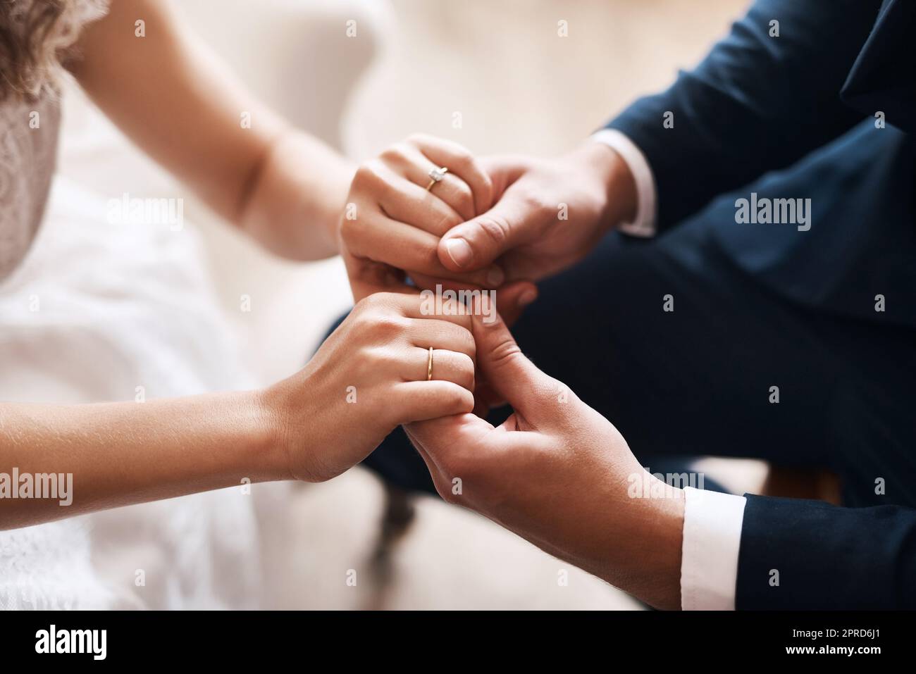 Sie sind mein heute und alle meine morgen. Ein unkenntlich frisch verheiratetes Paar, das nach ihrer Hochzeit liebevoll die Hände hält. Stockfoto