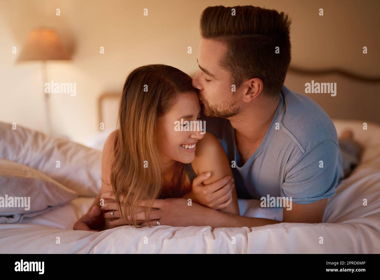 Shes das eine, ich bin mir sicher. Ein liebevolles junges Paar verbringt gute Zeit zusammen in ihrem Schlafzimmer. Stockfoto