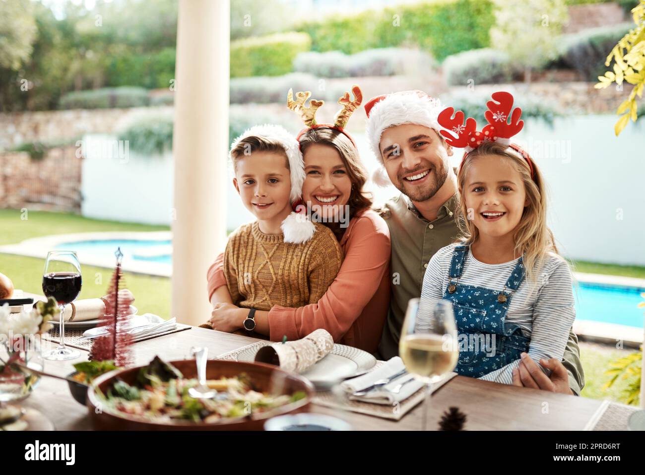 Weihnachten ist unser Lieblingsurlaub. Eine Familie verbringt den Weihnachtstag zusammen. Stockfoto