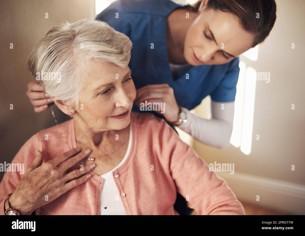 Ist alles in Ordnung. Eine ältere Frau im Rollstuhl wird für eine Krankenschwester betreut. Stockfoto
