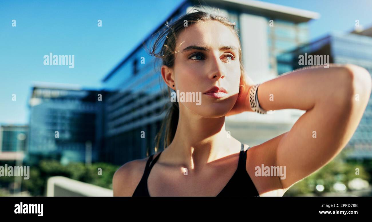 Um fit zu werden, muss man raus. Eine junge Frau, die in der Stadt trainieren will. Stockfoto