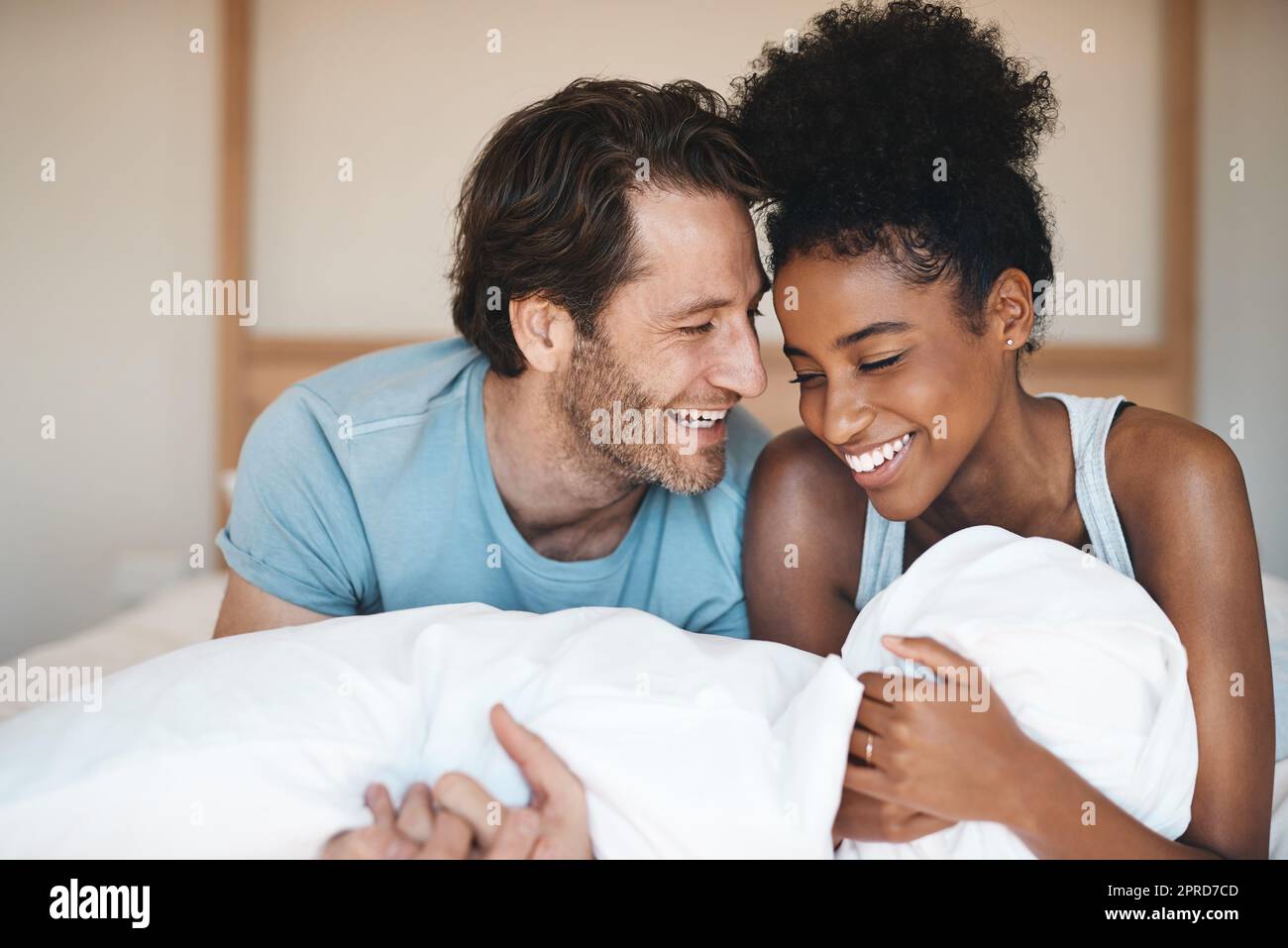 Ich liebe es, Zeit mit Ihnen zu verbringen. Ein liebevolles junges Paar, das einen intimen Moment in ihrem Schlafzimmer zu Hause teilt. Stockfoto