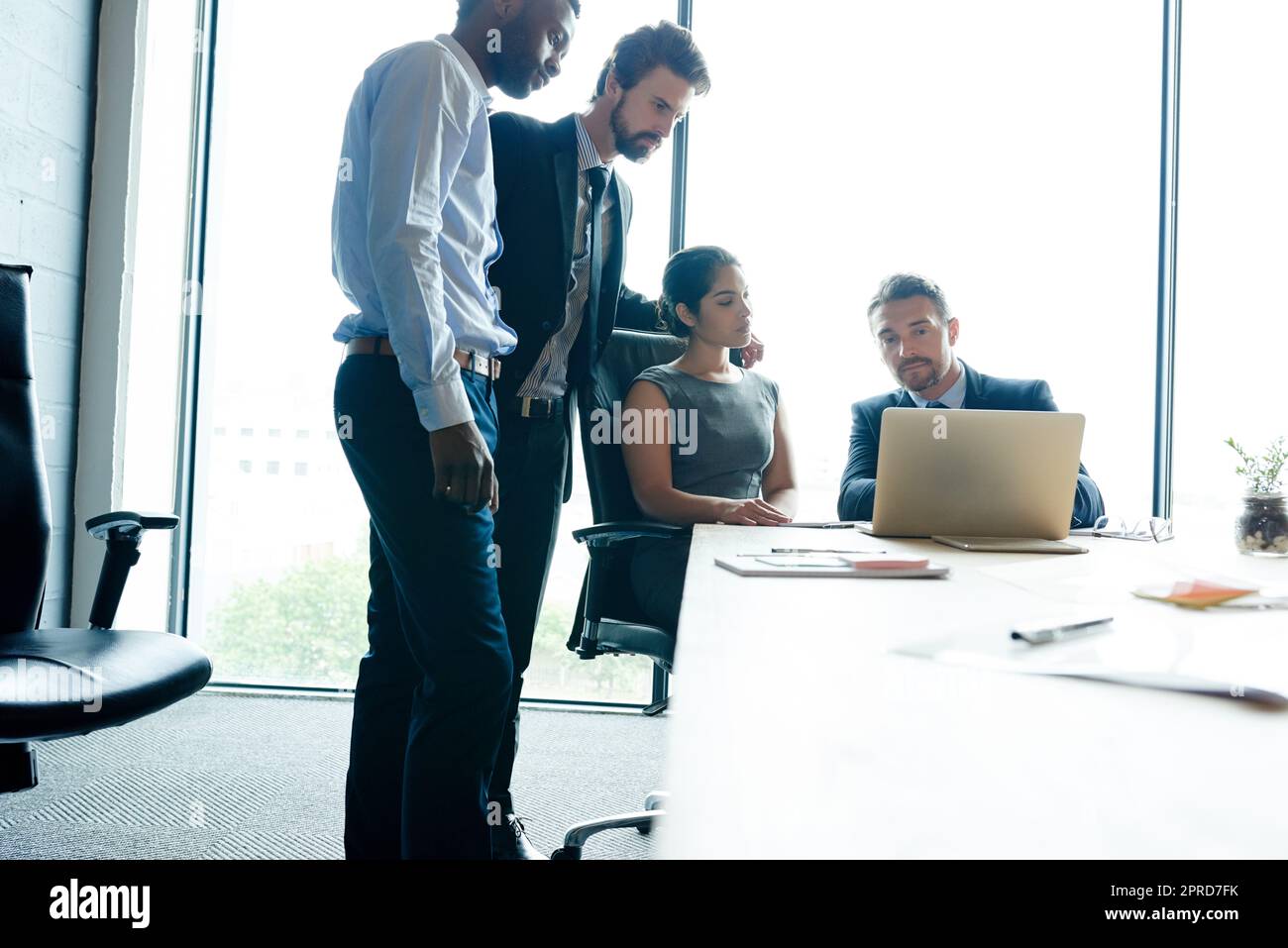 Teamarbeit, Vertrauen und gute Führung während eines Meetings, während ein Notebook für Innovation und Marketingforschung in einem Büro verwendet wird. Geschäftsleute und motivierte Geschäftsleute, die ihre Unternehmensvision diskutieren Stockfoto