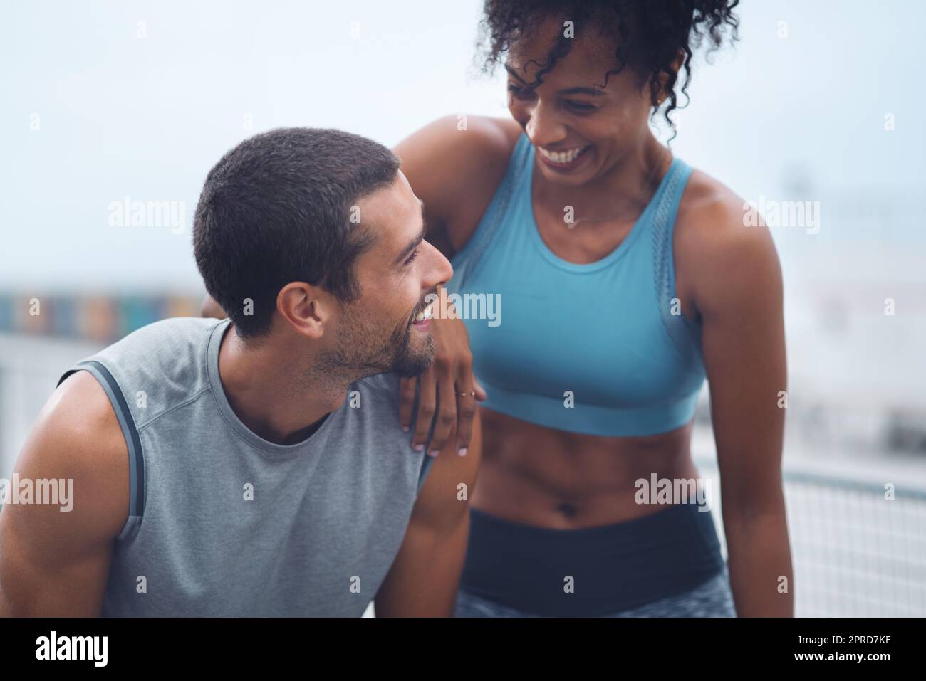 Dieser gesunde Lebensstil passt wirklich gut zu uns. Ein sportliches junges Paar, das beim Sport im Freien eine Pause macht. Stockfoto