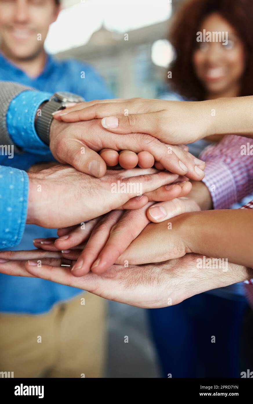 Die Hände der Geschäftsleute sind gestapelt und zeigen Einheit, Teamarbeit und Geste der Zusammenarbeit, um ein Ziel zu erreichen. Zusammenstellung von Mitarbeitern in Unternehmen, Teams oder Communities, die sich beteiligen, zusammenarbeiten und zusammenstehen Stockfoto