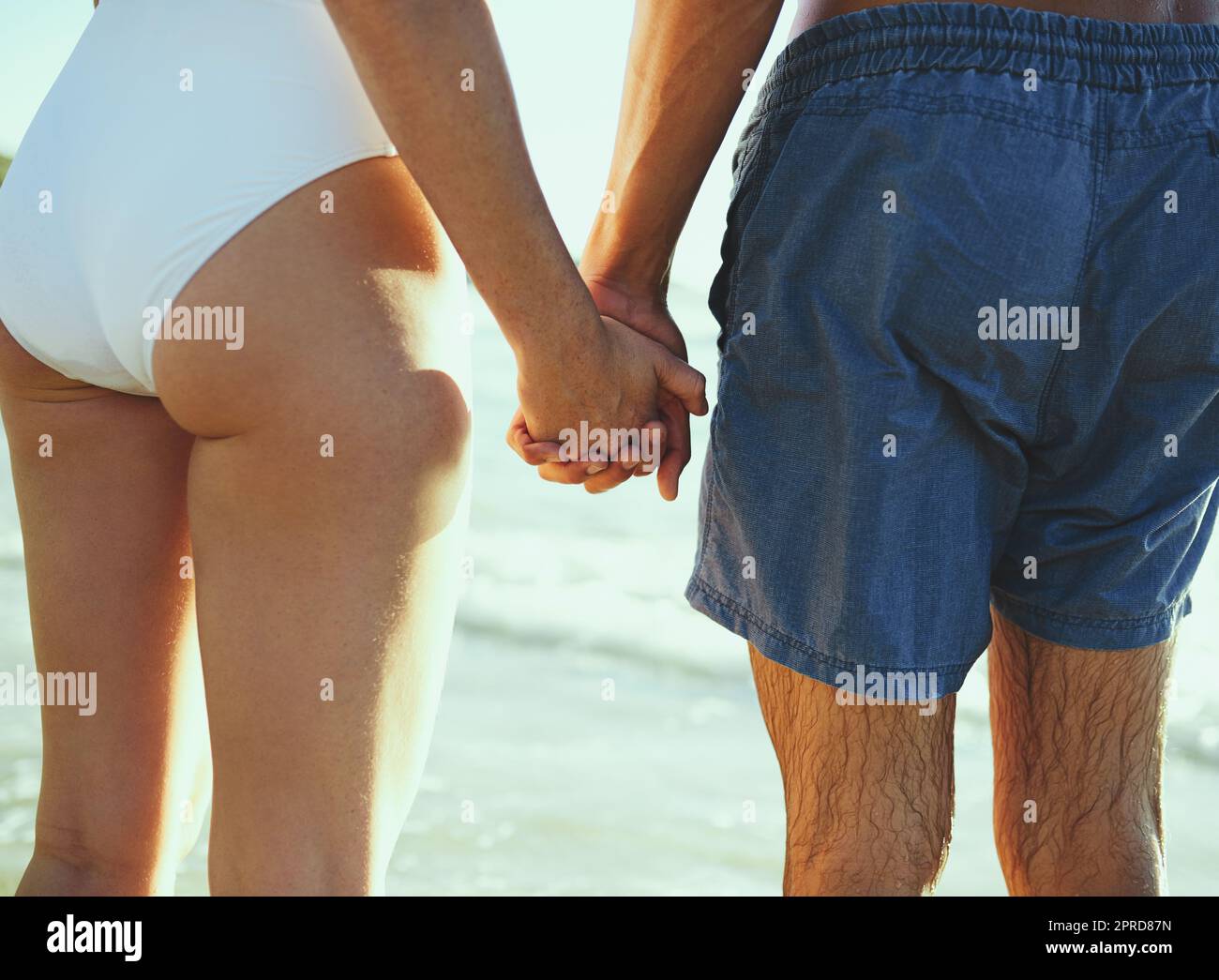 Sommer der perfekte Rahmen für etwas Romantik. Nahaufnahme eines Paares, das die Hände am Strand hält. Stockfoto