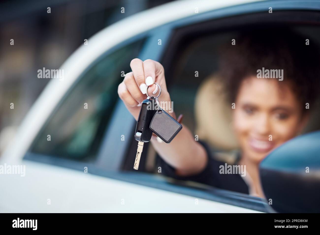 Yup, diese Schlüssel gehören ihr. Beschnittenes Porträt einer unkenntlichen Geschäftsfrau, die ihre Autoschlüssel hochhält, während sie in ihrem neuen Auto sitzt. Stockfoto