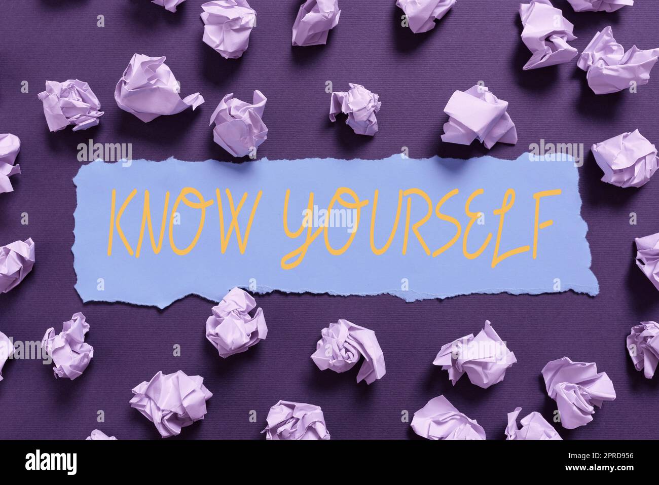 Inspiration mit dem Schild „Kennen Sie sich selbst“. Geschäftsidee Finden Sie Ihr Verständnis für Stärken und Schwächen Identitätszerknitterte Notizen alles über geschrieben wichtige Informationen auf Papier. Stockfoto