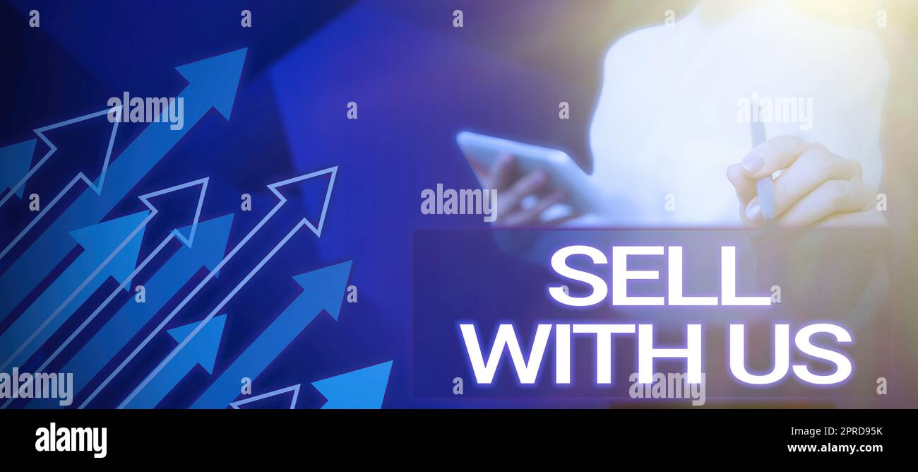 Textunterschrift Präsentation „Sell With US“. Ein Wort, das auf der Online-Verkaufsplattform verfasst wurde und auf der Suche nach der Verkäuferin Electronic Commerce Lady im Anzug ist und einen Stift hält, der für erfolgreiche Teamarbeit steht. Stockfoto