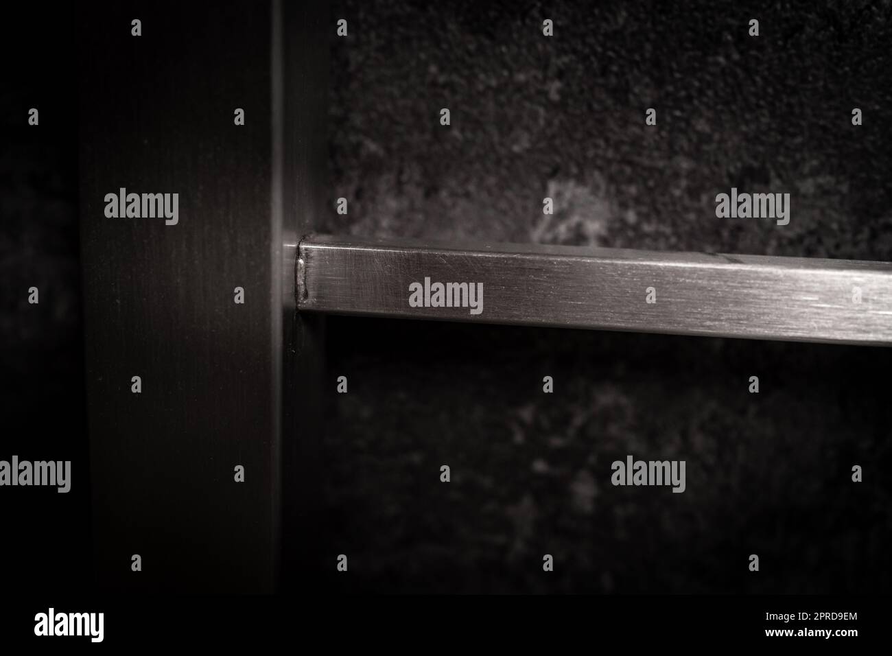 Schweißverbindung aus Edelstahl bei der Herstellung von Zäunen und Geländern Stockfoto