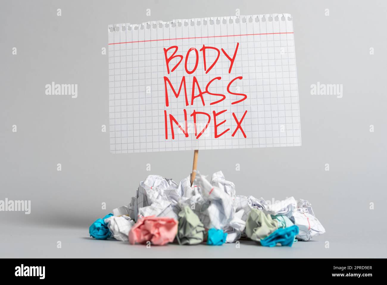 Textzeichen mit Body-Mass-Index. Business-Ideenwert, der sich aus dem Gewicht und der Größe eines einzelnen Papiers ergibt, umhüllt wichtige Informationen, die auf einem Holzstück befestigt sind. Stockfoto