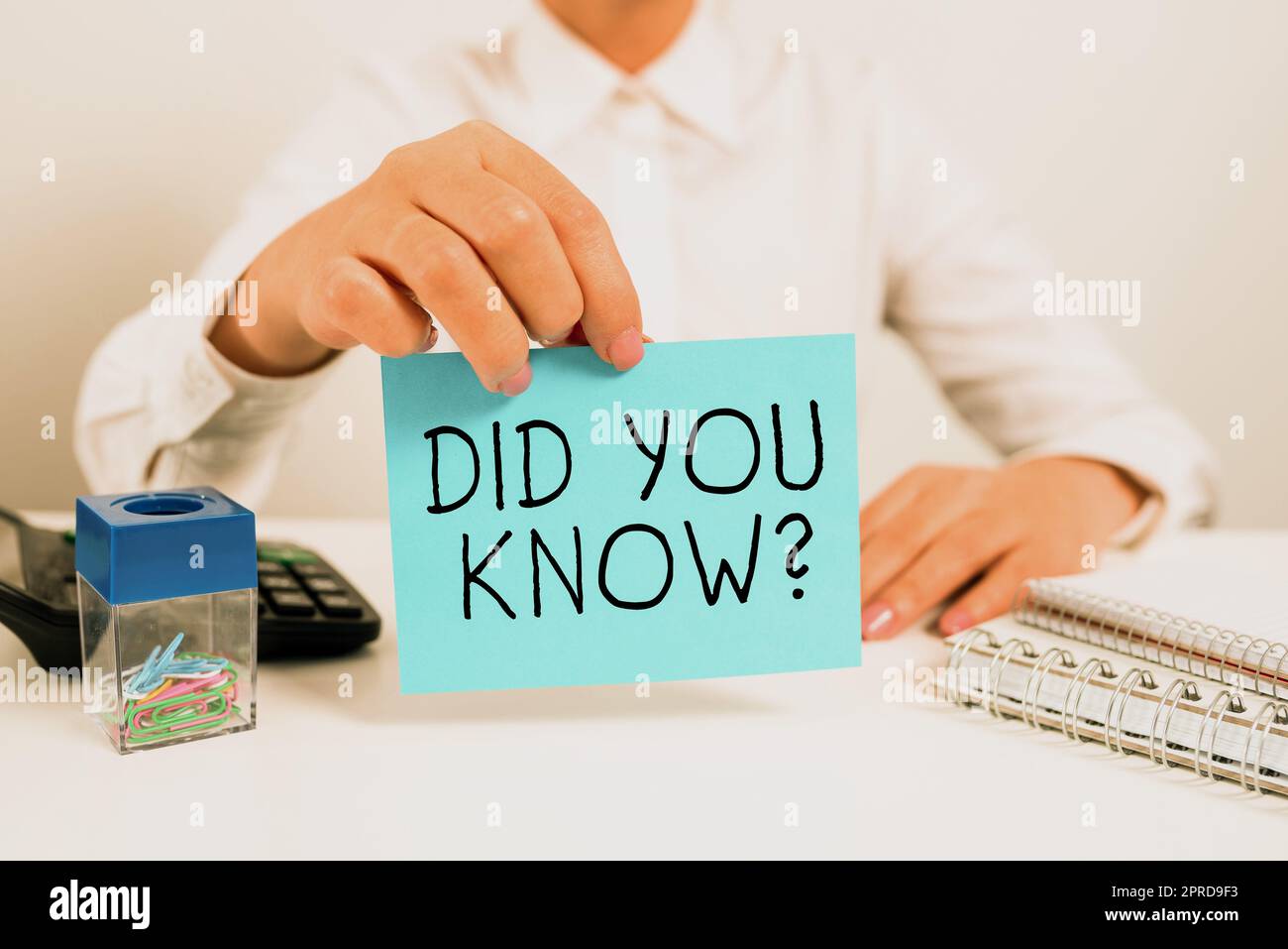 Konzeptionelle Darstellung wussten Sie schon. Konzeptfoto Wissen über den nächsten Schritt Denken Trivia Brainstorming Wondering Business Wondering Businesswoman Hold Note with Important Message on Office Desk. Stockfoto