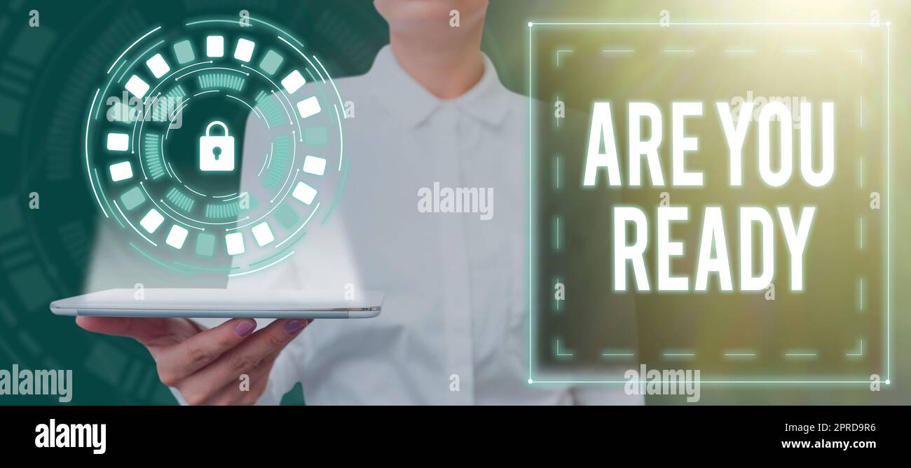 Textbeschriftung präsentiert Are You Ready. Internet-Konzept Aufmerksamkeit Vorbereitung Dringlichkeit Spiel Start Beeilen Sie sich hellwach Geschäftsfrau, die ein Tablet mit grafischem Vorhängeschloss und Kreis in der Hand hält. Stockfoto