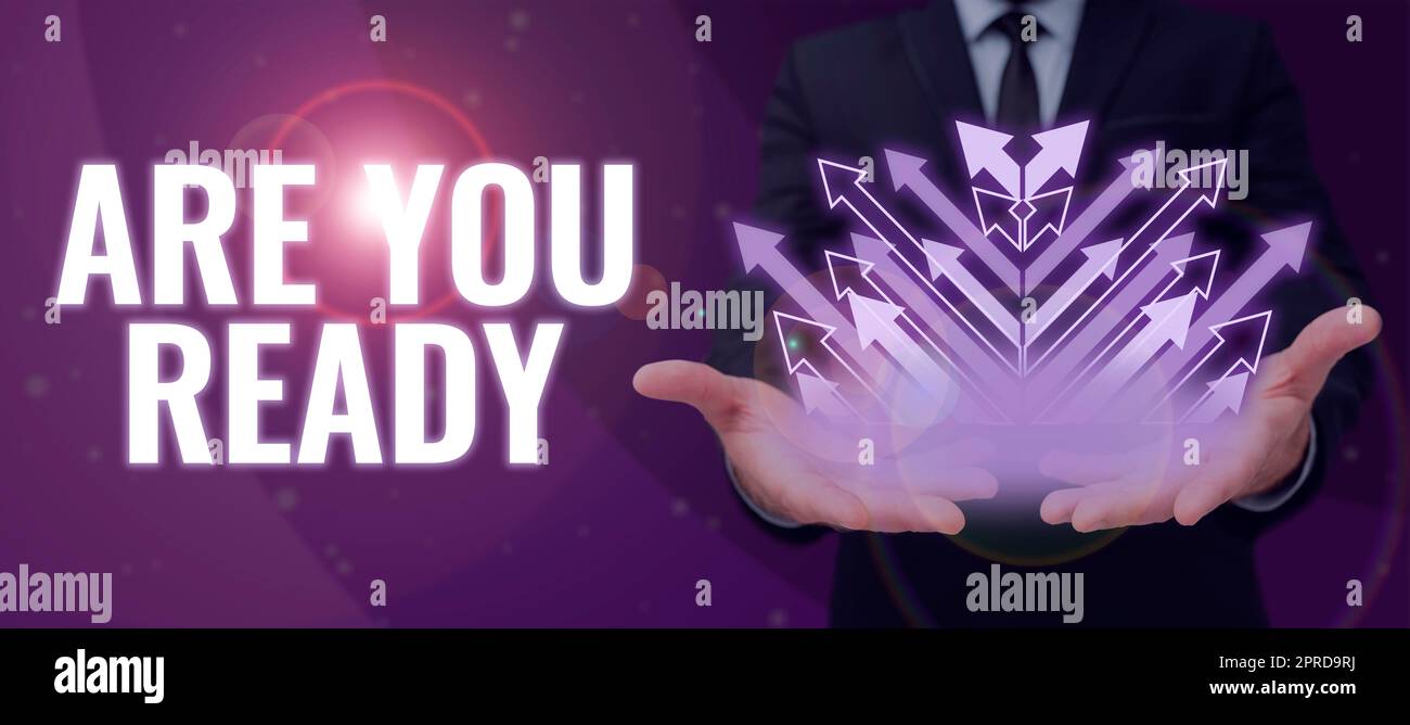 Inspiration mit dem Schild Are You Ready. Business-Showcase-Aufmerksamkeit Vorbereitung Dringlichkeitsspiel Beeilen Sie sich, hellwach Geschäftsmann, der Pfeilsymbole in der Hand hat und wichtige Ideen präsentiert. Stockfoto