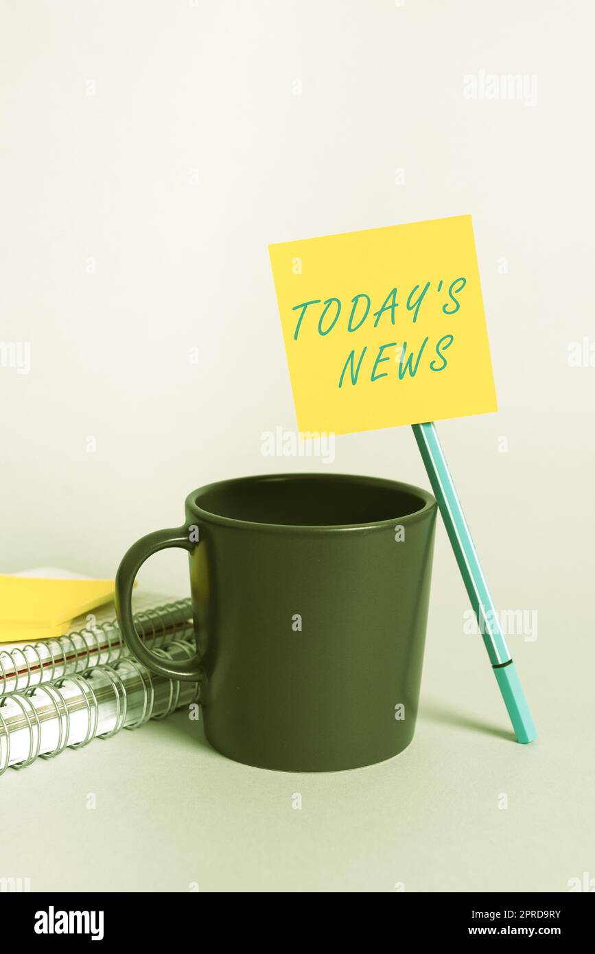 Konzeptionelle Überschrift heute ist S News. Konzeptfoto Neueste Schlagzeilen Aktuelle Updates Trending Cup, Stift, Notizbücher und Haftnotizen mit wichtiger Ankündigung am Schreibtisch. Stockfoto