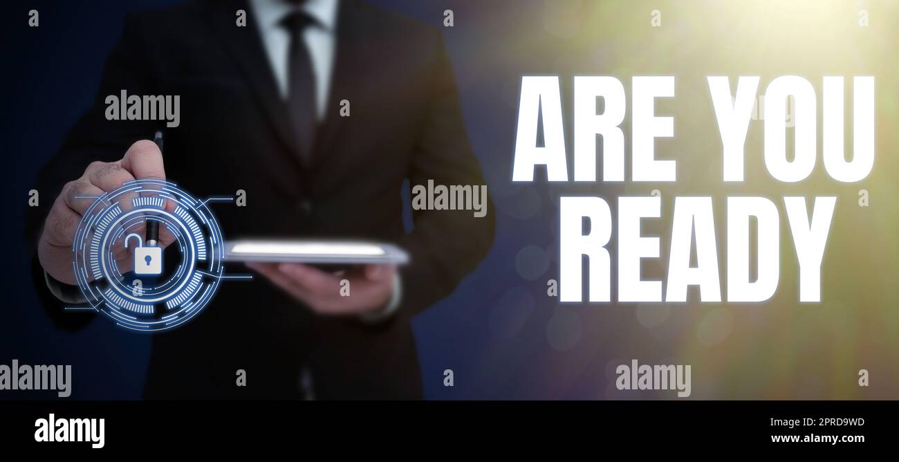 Handschriftliches Schild Are You Ready. Ein Wort über Wachsamkeit Vorsorge Dringlichkeit Spielstart Beeilen Sie sich, ein wacher Geschäftsmann im Anzug, der die Hand offen hält und so erfolgreiche Teamarbeit symbolisiert. Stockfoto
