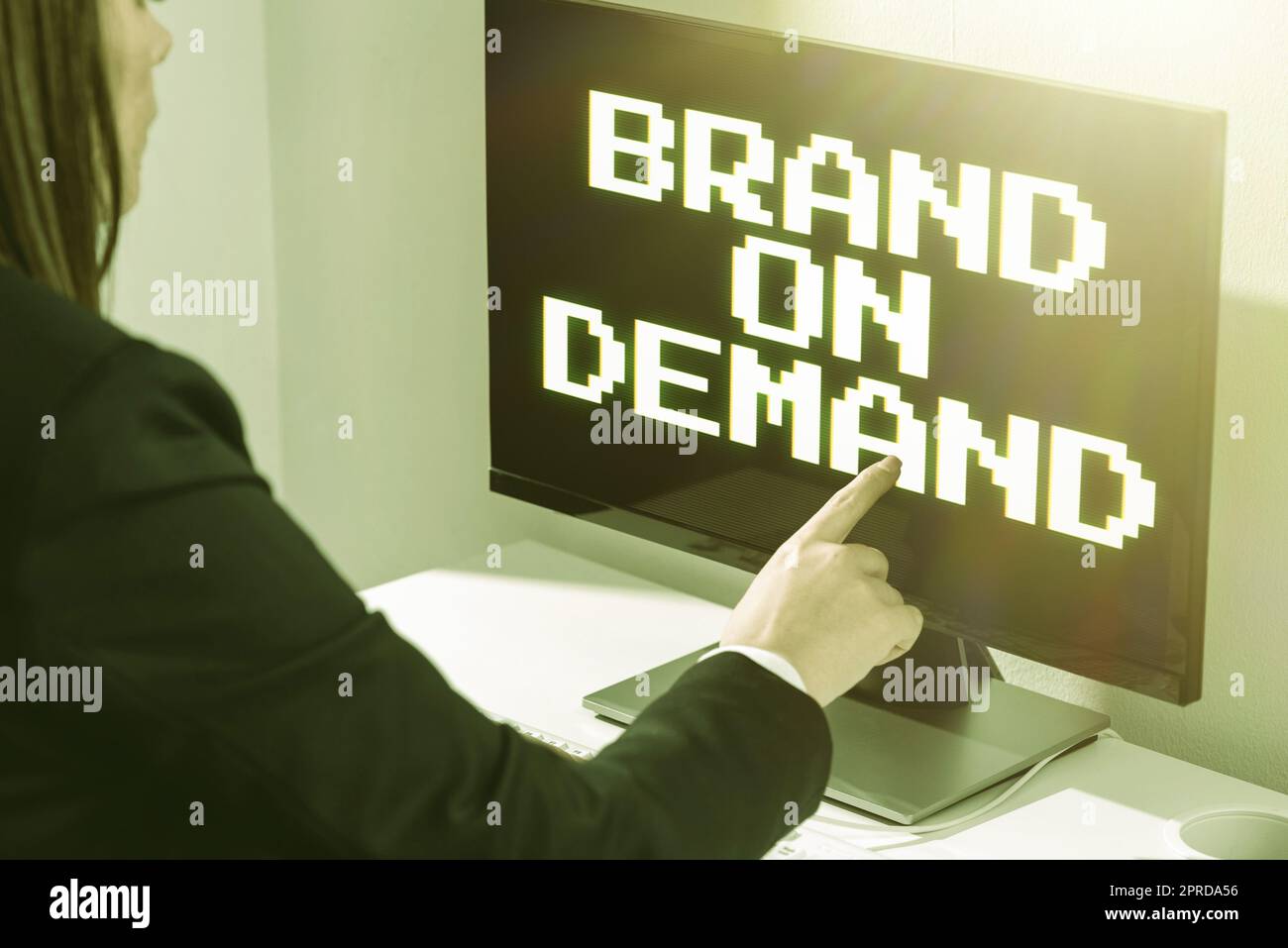 Konzeptionelle Präsentation Brand on Demand. Business Idea Intelligence benötigte intelligente Denkunterstützung Geschäftsfrau, die mit einem Finger auf den Computer zeigt. Stockfoto