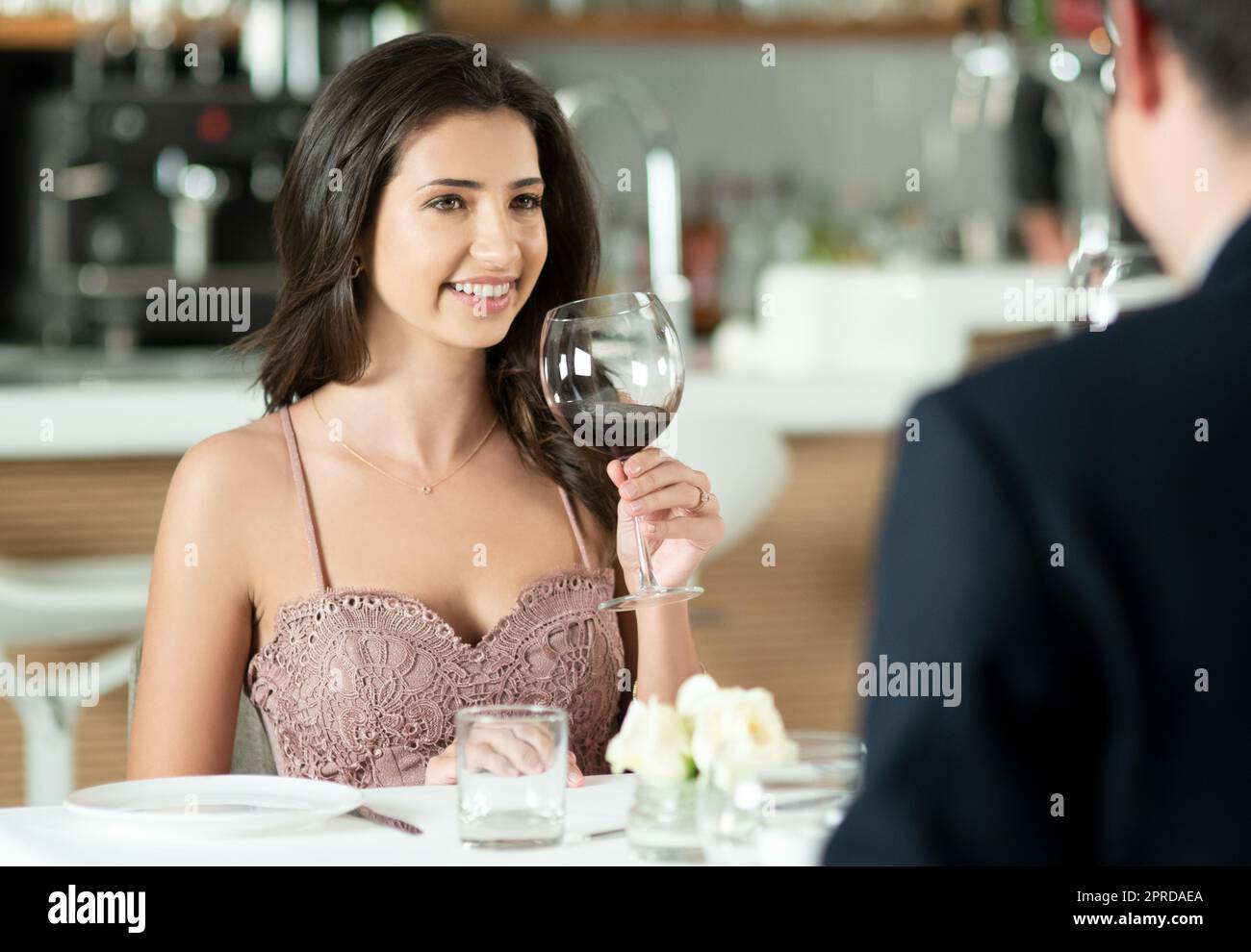Ich denke, er könnte der eine sein. Ein glückliches junges Paar genießt ein romantisches Date in einem Restaurant. Stockfoto