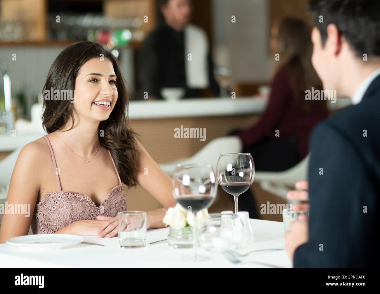 Die romantischste Nacht ihres Lebens. Ein glückliches junges Paar genießt ein romantisches Date in einem Restaurant. Stockfoto