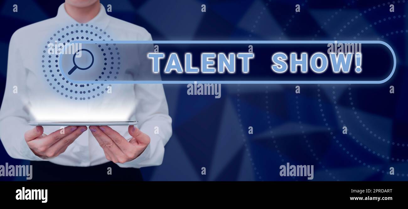 Schreiben mit Textanzeige Talent Show. Geschäftsidee der Entertainer-Wettbewerb zeigt, wie eine Frau mit Tablet ihre Darbietungen präsentiert und die digitale Suchleiste mit neuen Strategien präsentiert. Stockfoto