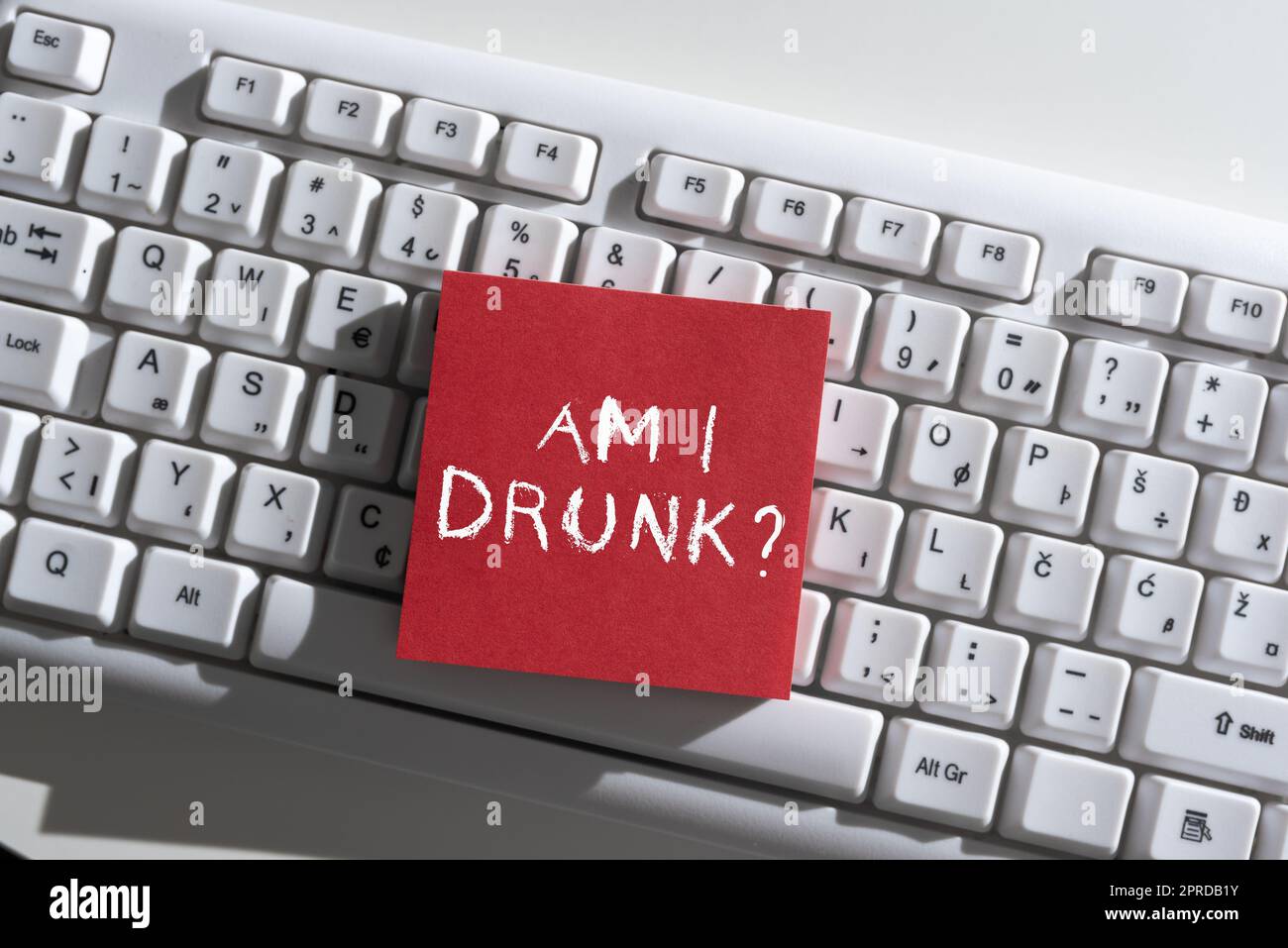 Text, der Inspiration zeigt, bin ich betrunken. Internet-Konzept zweifelhaft, ob mein Alkoholgehalt hoch ist Alkoholismus wichtige Informationen geschrieben auf dem Schreibtisch über der Tastatur. Stockfoto