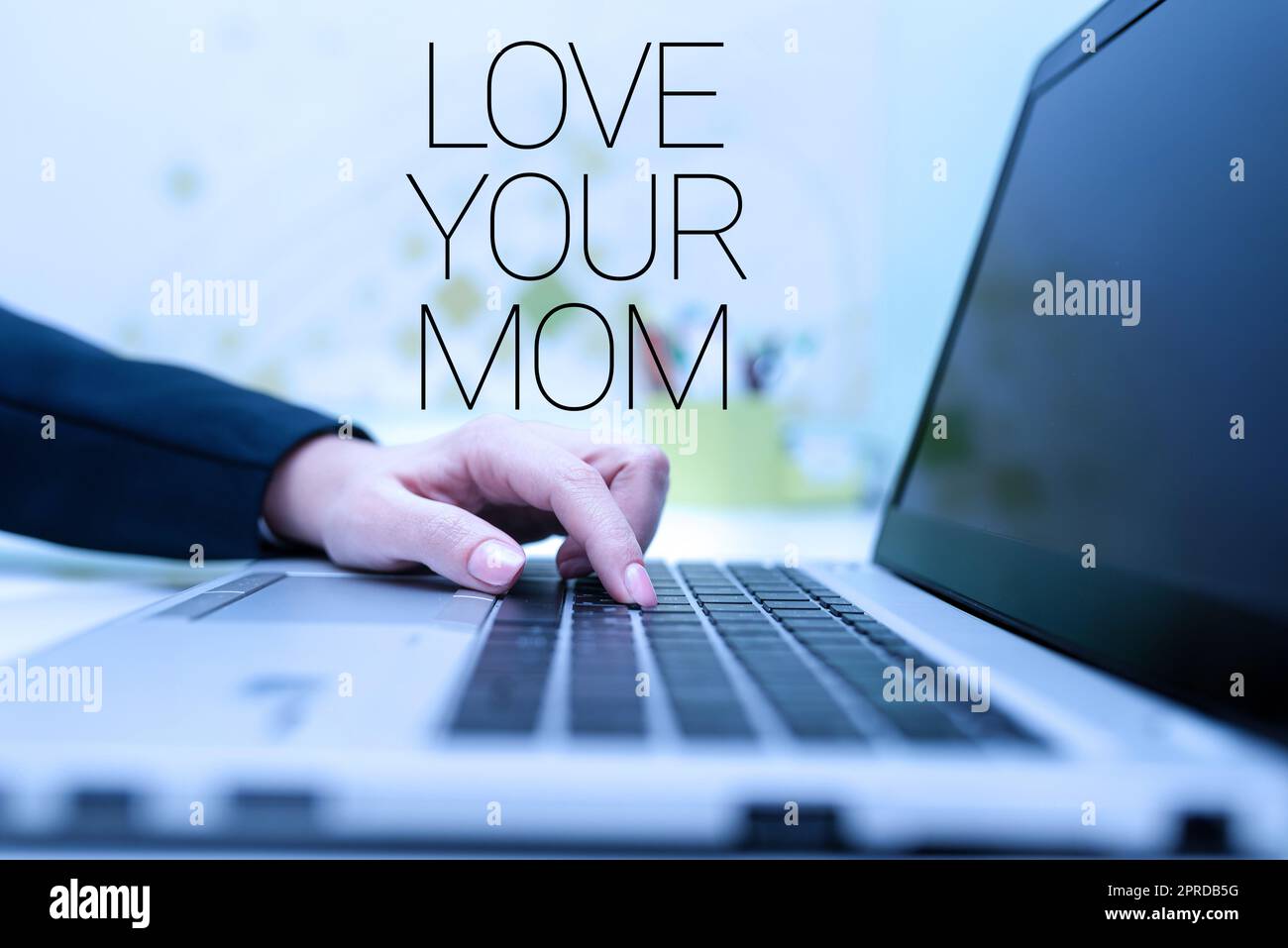 Textunterschrift mit „Love Your Mom“. Konzeptfoto Hatten Sie gute Gefühle dafür, dass Ihre Mutter Emotionen liebt Geschäftsfrau, die aktuelle Updates auf der Laptop-Tastatur am Schreibtisch eingibt. Stockfoto