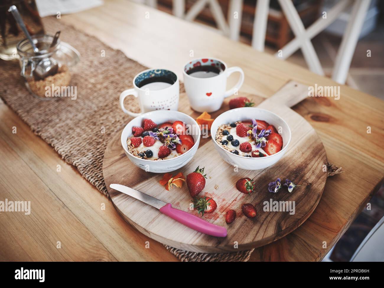 Wer gesund sagt, muss langweilig sein. Ein gesundes Frühstück auf einem Tisch zu Hause. Stockfoto