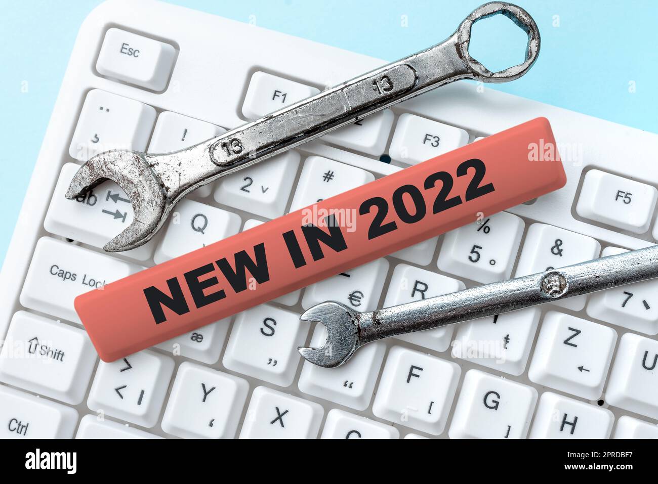Handgeschriebenes Schild Neu 2022. Die Liste der neuen Geschäftsideen wurde dieses Jahr oder im nächsten -49039. Quartal eingeführt Stockfoto