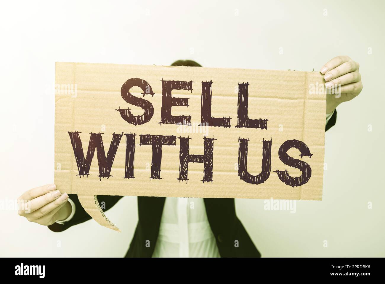 Handschrift-Schild "Sell With US". Geschäftsansatz Online-Verkaufsplattform sucht Verkäufer E-Commerce Geschäftsfrau, die eine Sprechblase mit wichtigen Nachrichten hält. Stockfoto