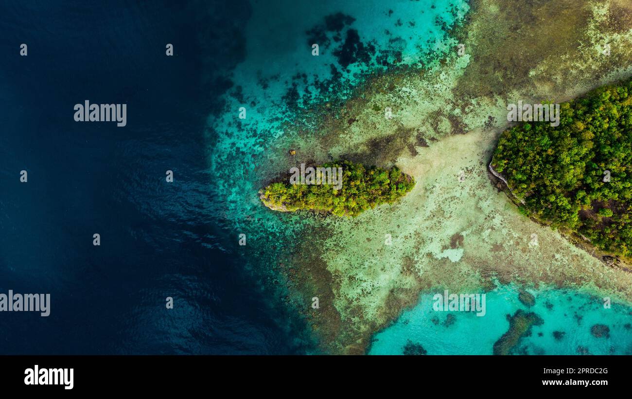 Inseln sind das perfekte Urlaubsziel. Hochwinkelaufnahme der Raja Ampat Inseln, umgeben von einem klaren Meer während eines Urlaubs in Indonesien. Stockfoto