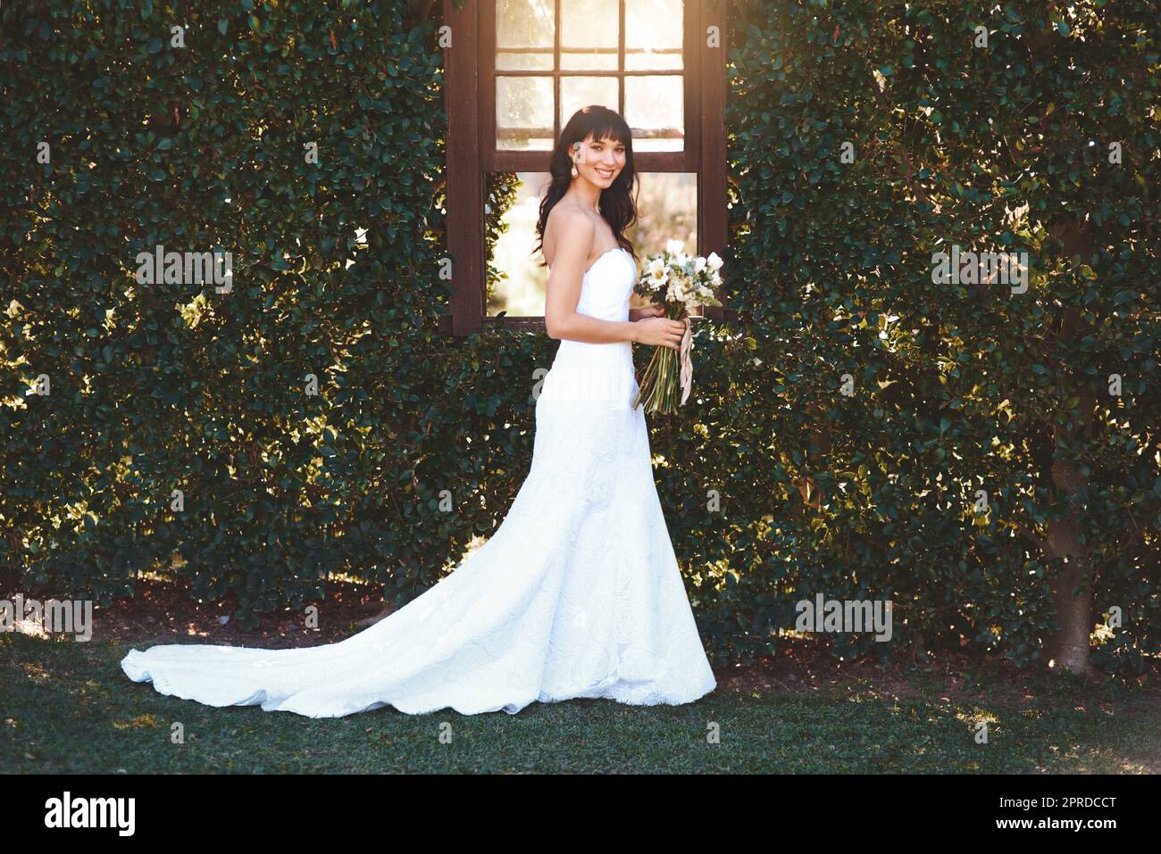 Sie sieht an ihrem besonderen Tag schön aus. Eine schöne Braut an ihrem Hochzeitstag. Stockfoto