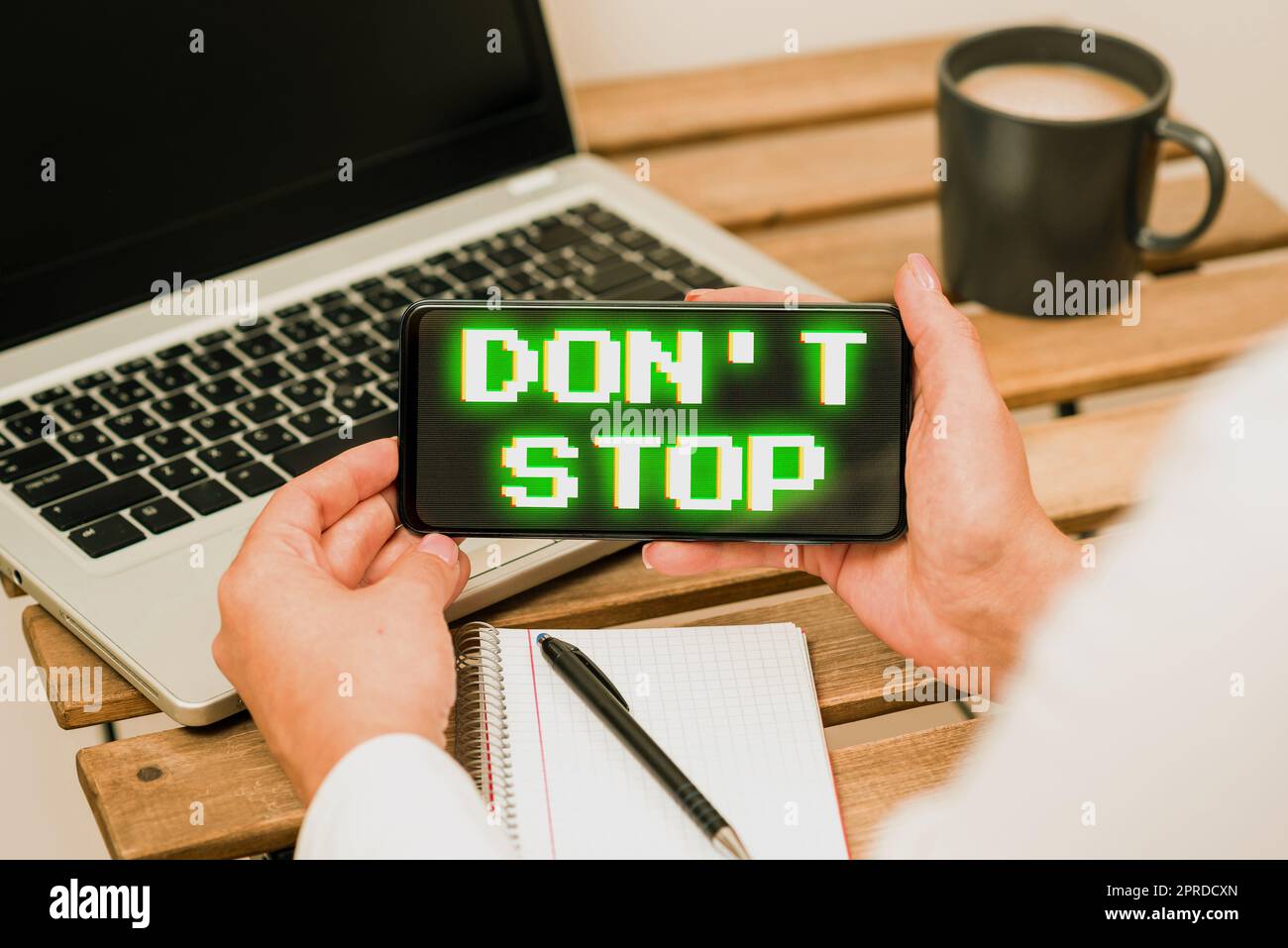 Handgeschriebenes Schild Don T Not Stop. Konzept bedeutet Fortfahren, was getan wurde, ohne eine Verzögerung zu verursachen Geschäftsfrau mit Handy und wichtiger Nachricht in der Hand zu haben. Stockfoto