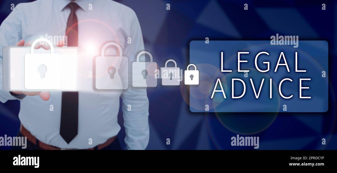 Konzeptionelle Überschrift Rechtliche Hinweise. Konzeptionelle Foto-Anwaltsmeinung zum Gerichtsverfahren in einer bestimmten Situation Mann mit Smartphone präsentiert digitale Schlösser für Cyber-Sicherheit. Stockfoto