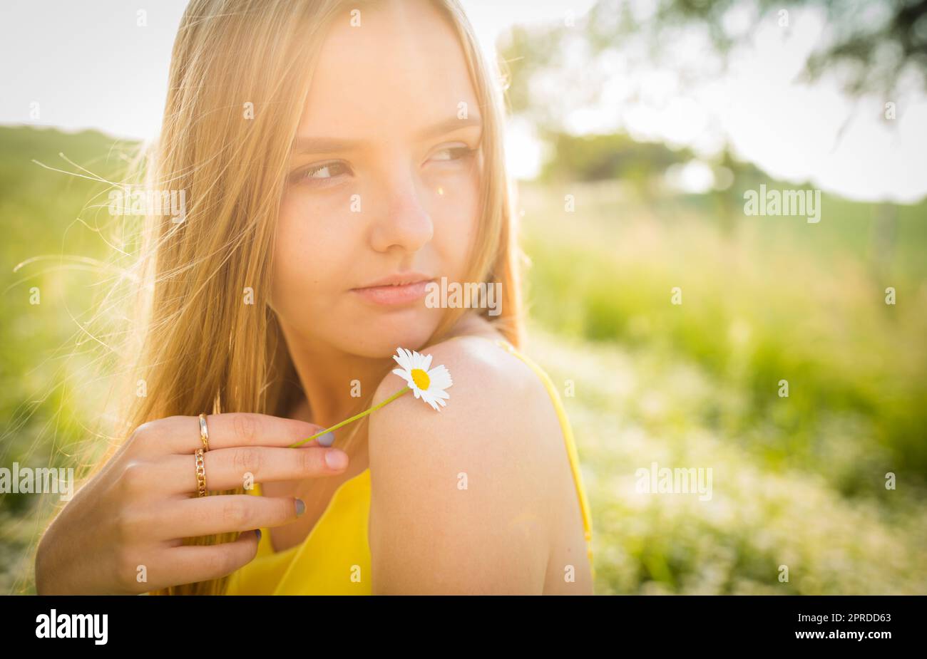 Porträt der jungen, hübschen Frau im Freien an einem sonnigen Sommertag Stockfoto