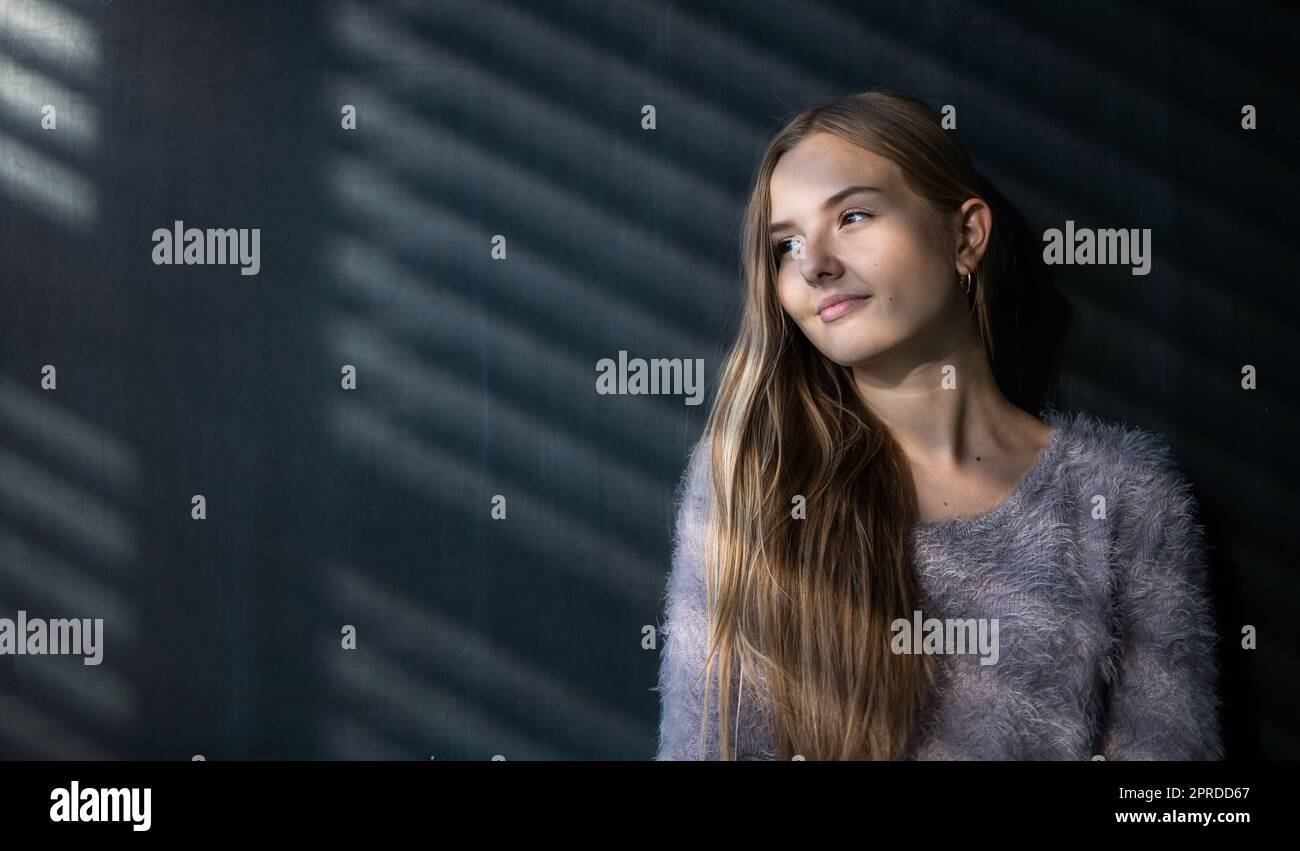 Hübsche, junge Schülerin vor einer Tafel während der Klasse Stockfoto