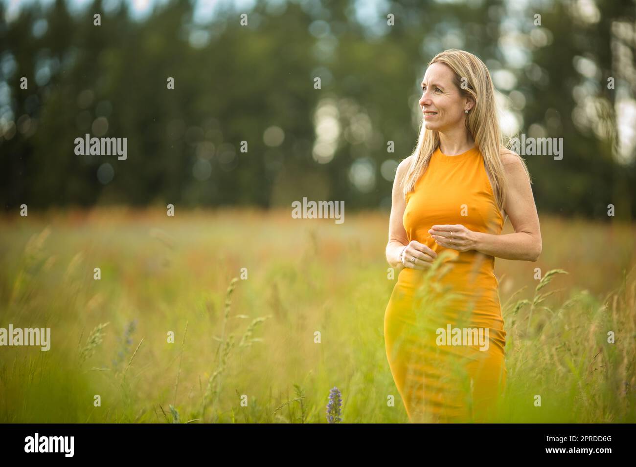 Porträt einer entspannten Frau mittleren Alters im Freien, die glücklich aussah und das genoss Stockfoto