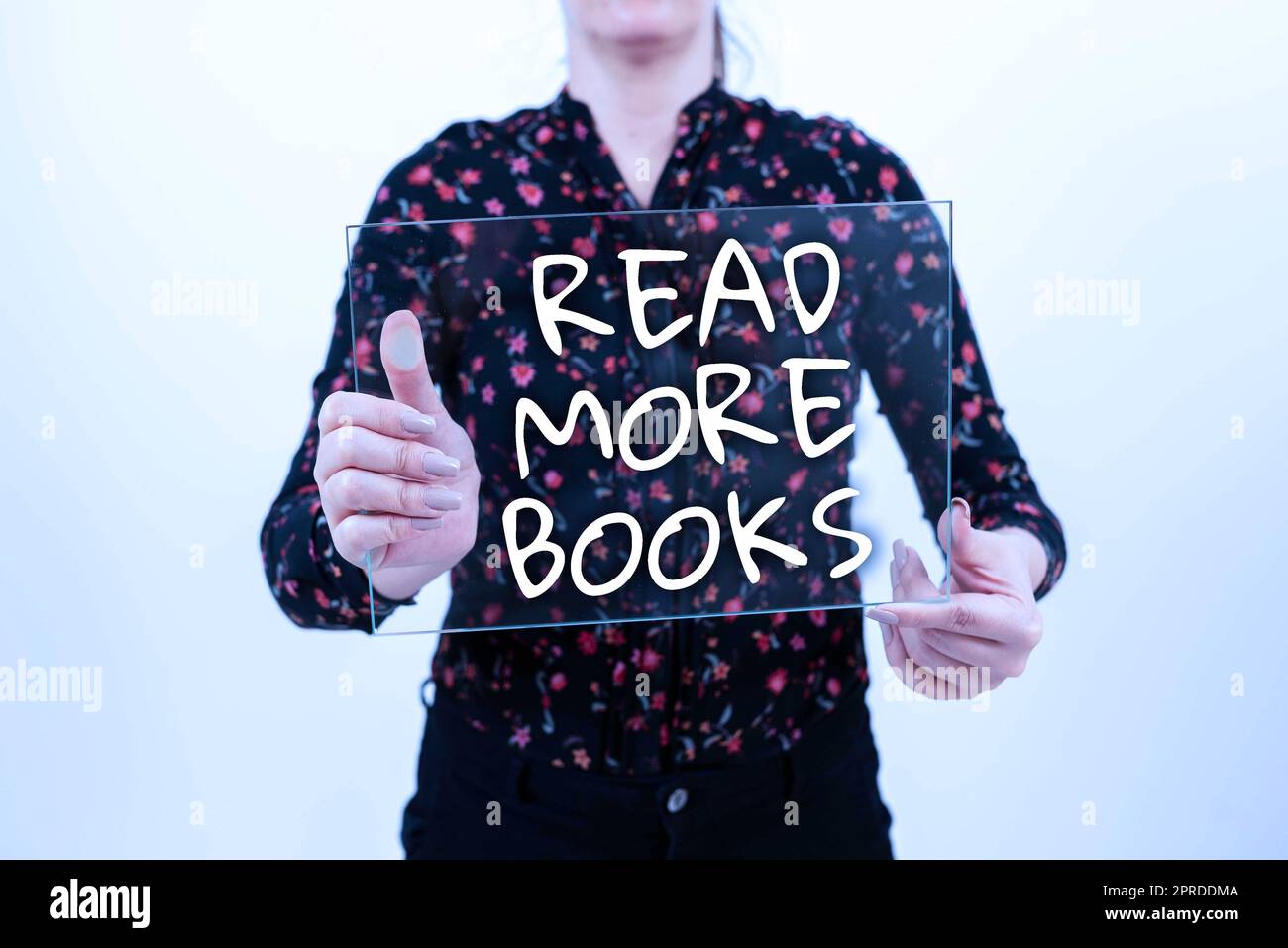 Schild mit Anzeige von Read More Books. Unternehmensübersicht Erhöhen Sie Ihr Bildungsniveau Erhalten Sie sich zusätzliche Kenntnisse Hinweis mit wichtiger Mitteilung über ein Notebook mit Bleistiften auf dem Schreibtisch. Stockfoto