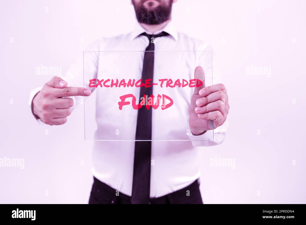 Konzeptioneller Titel Exchange Traded Fund. Geschäftsübersicht marktfähige Sicherheit, die einen Aktienindex aus Karton verfolgt, mit wichtiger Nachricht umgeben von farbenfrohen Büroklammern. Stockfoto