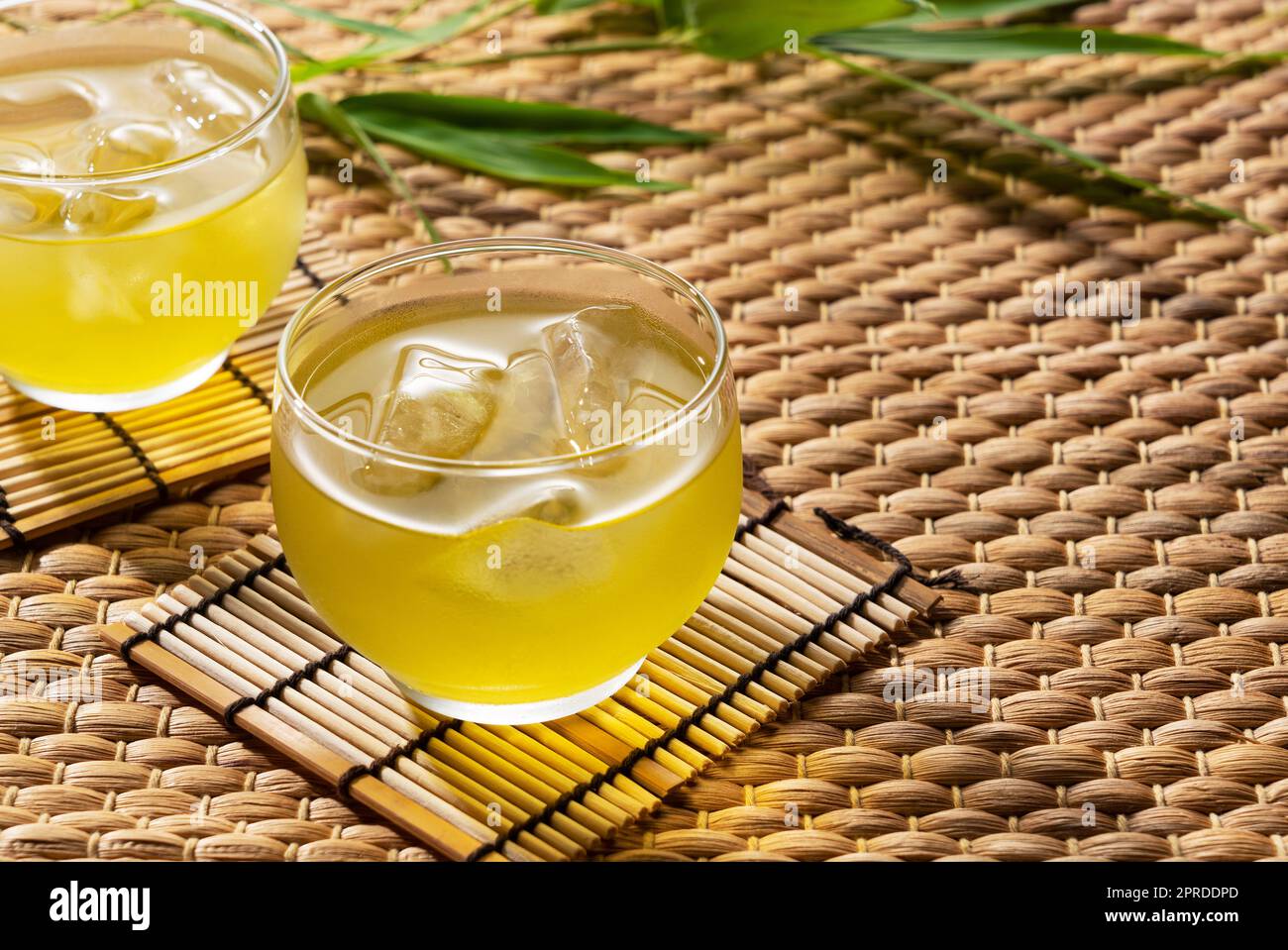 Kalter japanischer grüner Tee auf einer Stroh-Ranchon-Matte. Stockfoto