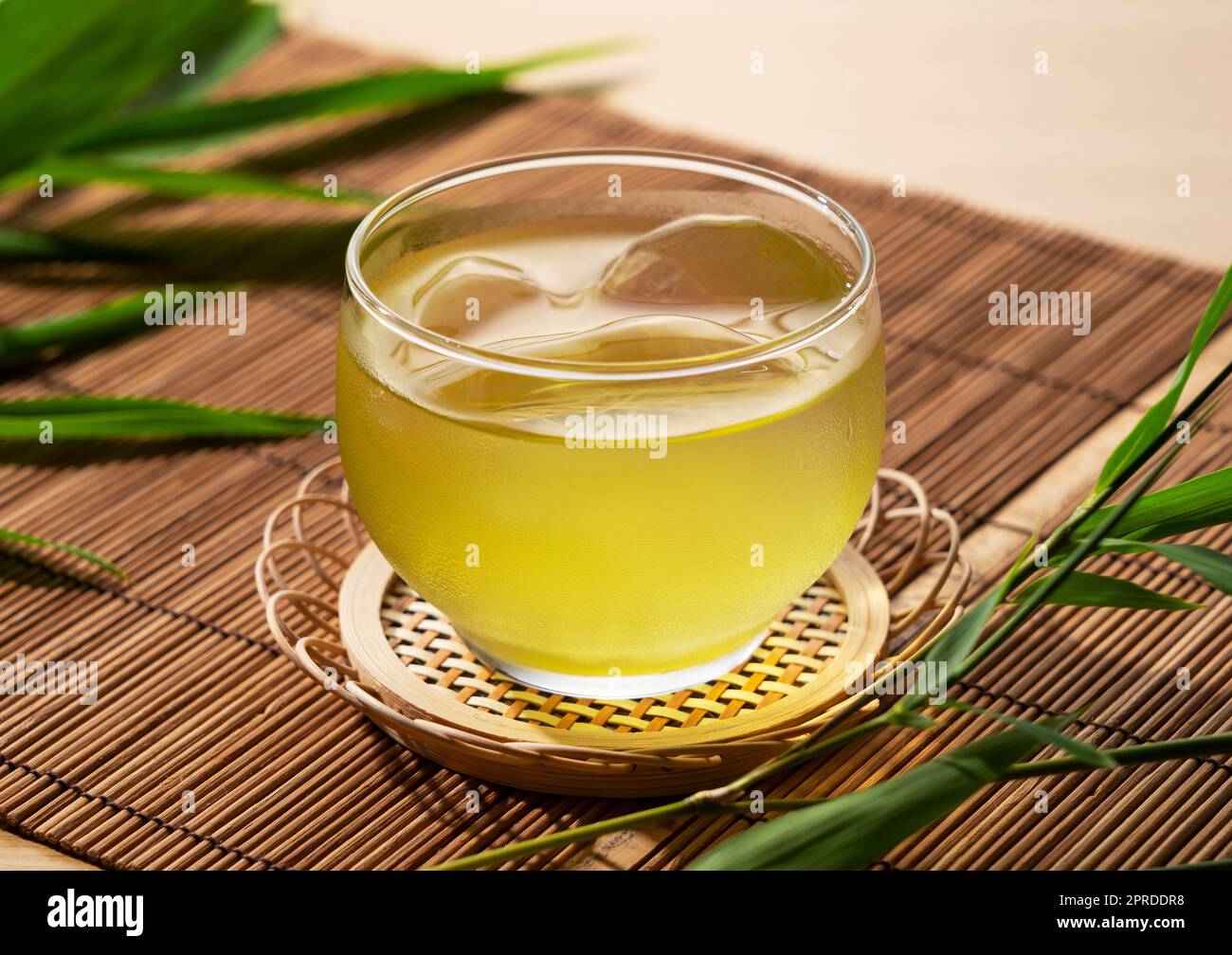 Kalter japanischer grüner Tee auf einer Bambusluncheon-Matte. Grüner Tee mit Eis. Stockfoto