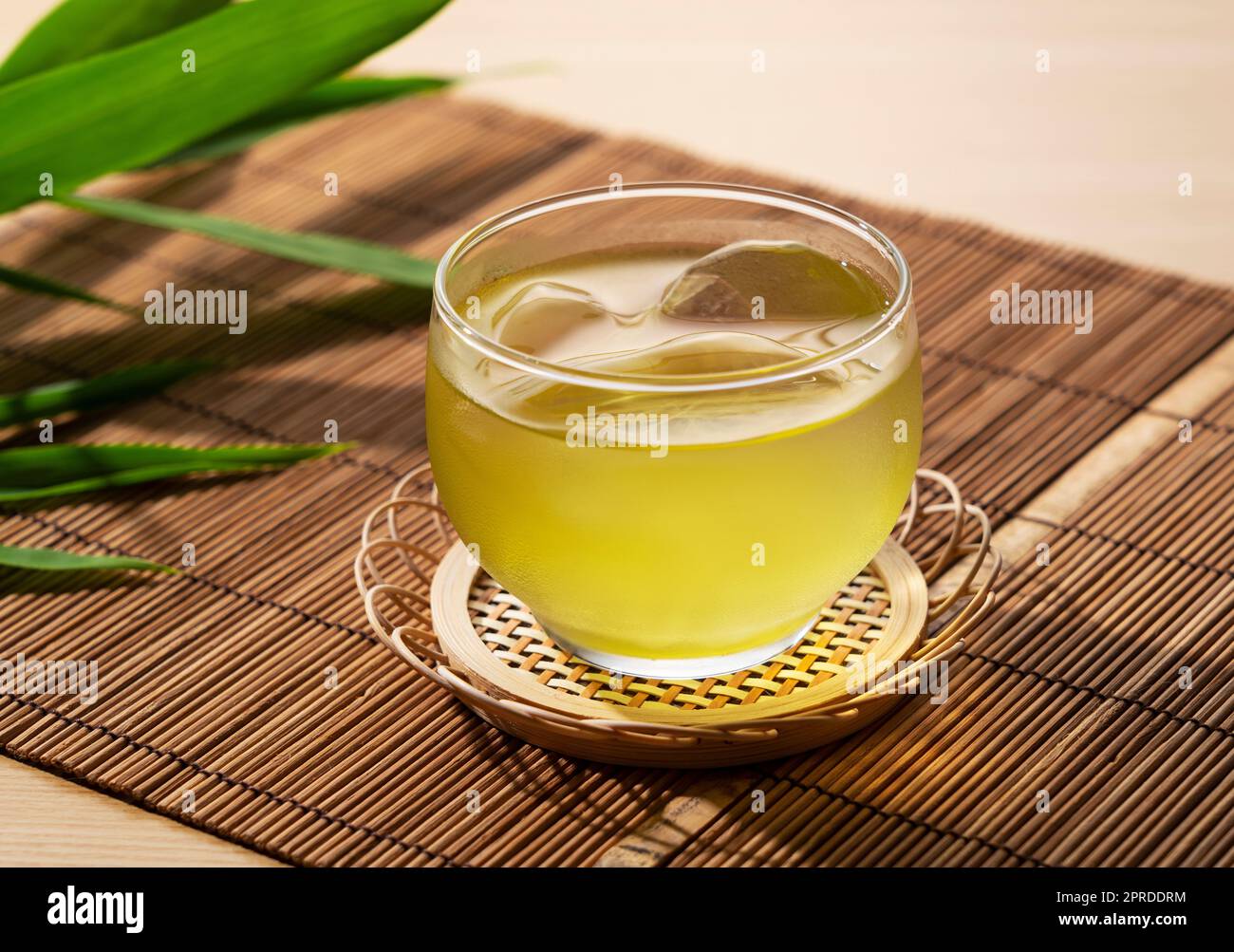 Kalter japanischer grüner Tee auf einer Bambus-Lunch-Matte. Stockfoto