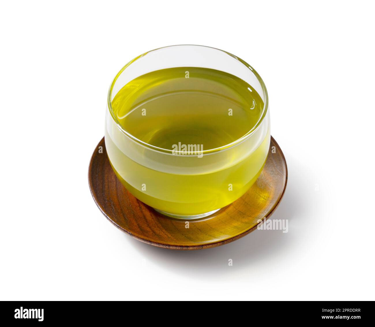 Kalter japanischer grüner Tee vor weißem Hintergrund Stockfotografie - Alamy