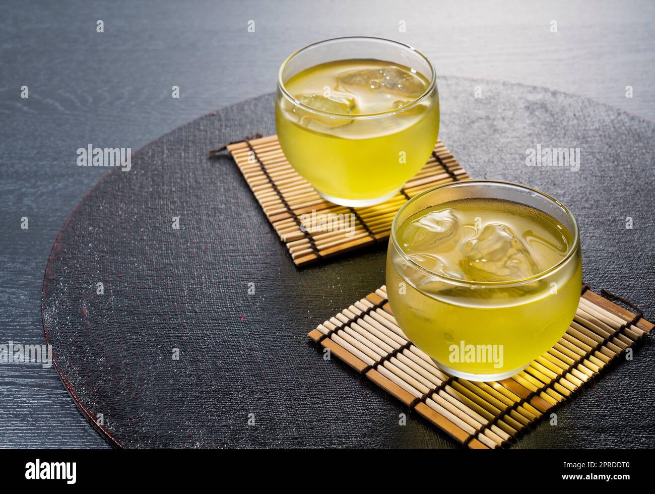 Kalter japanischer grüner Tee auf einem schwarzen Tablett. Stockfoto