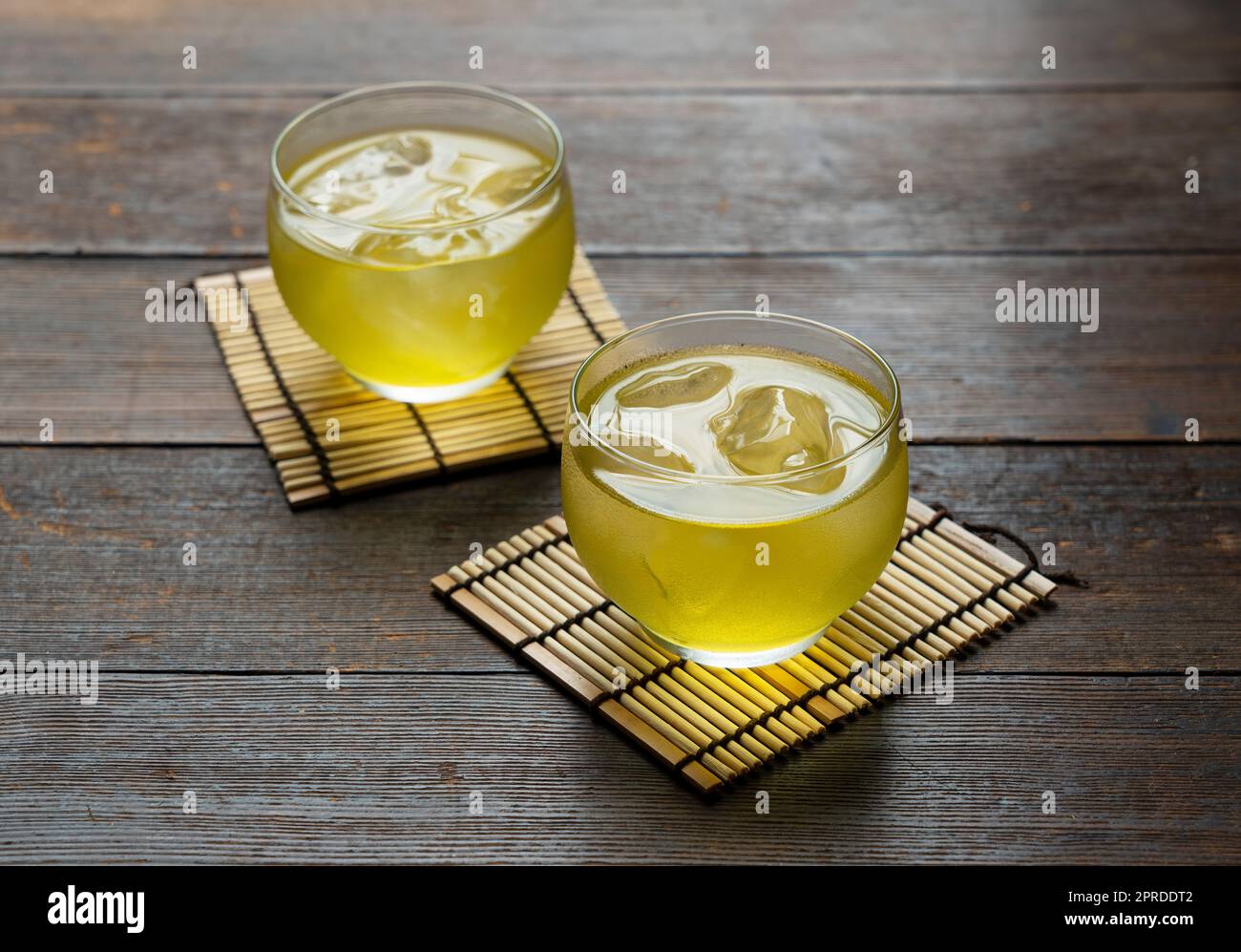 Kalter japanischer grüner Tee vor einem Holzhintergrund. Stockfoto