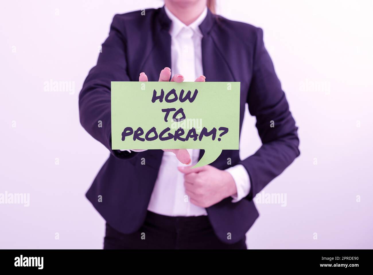 Konzeptionelle Darstellung Programmieren. Internetkonzept Anleitung für Computerprogrammierungstechnologie Wissen Geschäftsfrau, die ein Mobiltelefon hält und wichtige Informationen präsentiert. Stockfoto